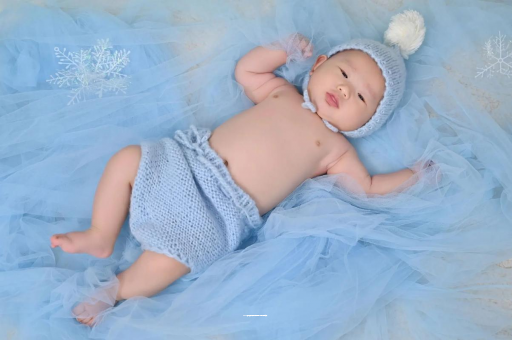 高唐宝宝睡迷糊了才肯吃奶